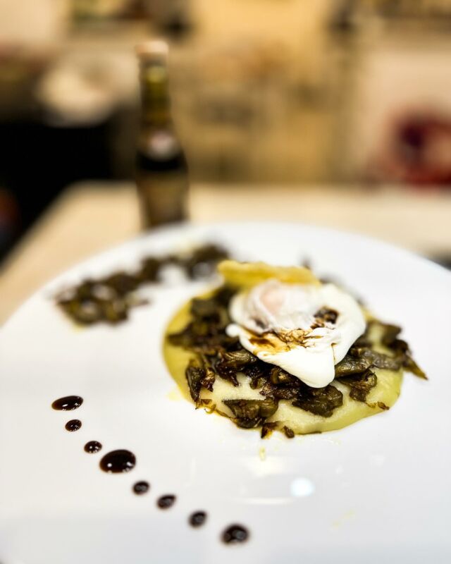 Vi presentiamo il nostro nuovo piatto creato con gli ultimi carciofi della stagione! Uovo pochè e carciofi su crema di patate e zenzero. Per finire gocce di aceto balsamico al tartufo di Giuseppe Giusti di Modena. Voi che aspettate a venire a provare la nostra cucina? #giuseppegiustimodena #domoachenza #domoachenzaterralba #acetobalsamicodimodena #acetobalsamico #carciofi #uovopochè #cremapatate #mangiarebene #terralba #oristano
